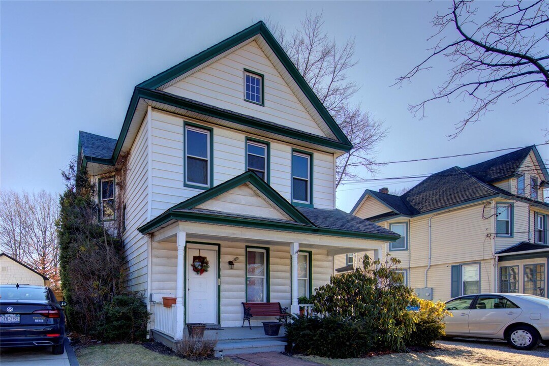 42 Lakewood Blvd-Unit -2 in Lynbrook, NY - Building Photo