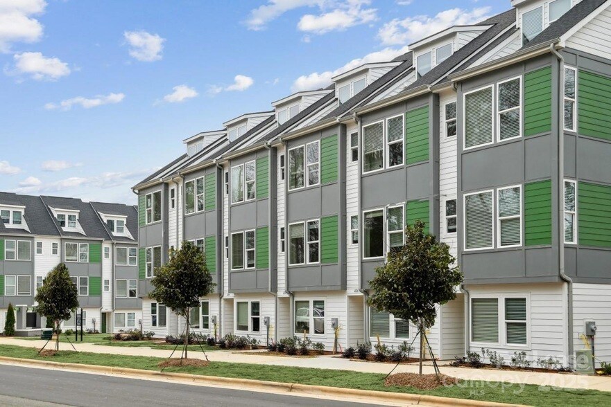 6134 Wilora Lake Rd in Charlotte, NC - Building Photo