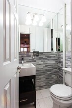 East 10th Street, Unit 2C in New York, NY - Foto de edificio - Building Photo