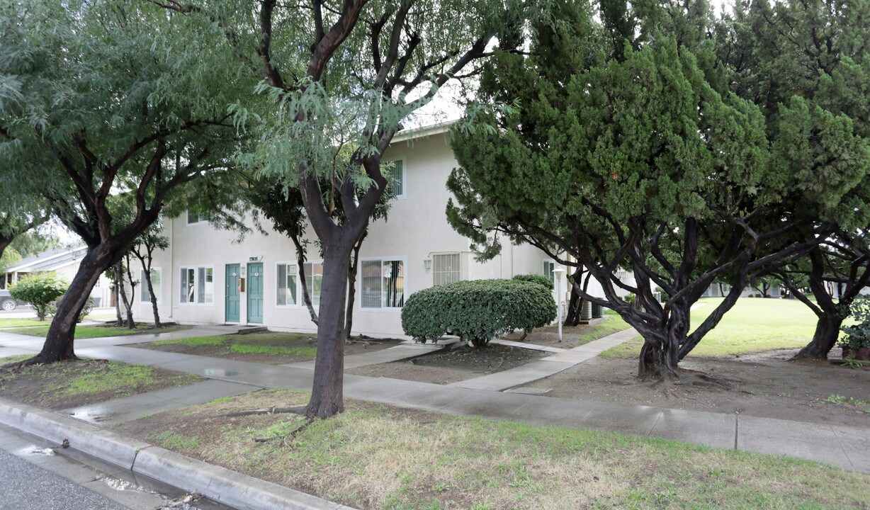 Fountain Village Apartments in Fontana, CA - Foto de edificio