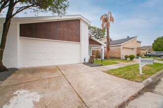 6338 Briar Terrace Dr in Houston, TX - Building Photo - Building Photo