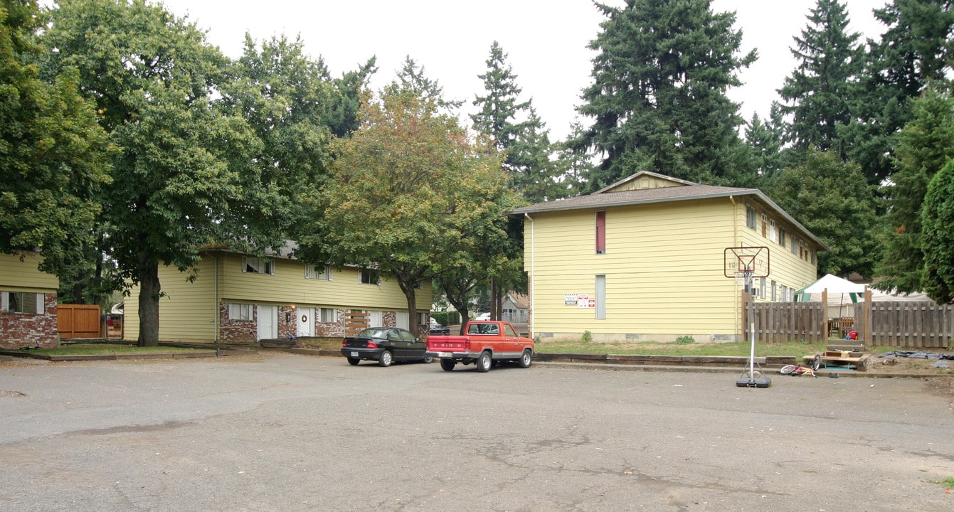 9770 SE Linwood Ave in Milwaukie, OR - Building Photo