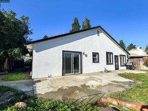 1013 Cinnabar Way in Vacaville, CA - Building Photo - Building Photo