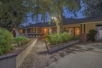 8624 Louise Ave in Los Angeles, CA - Foto de edificio - Building Photo