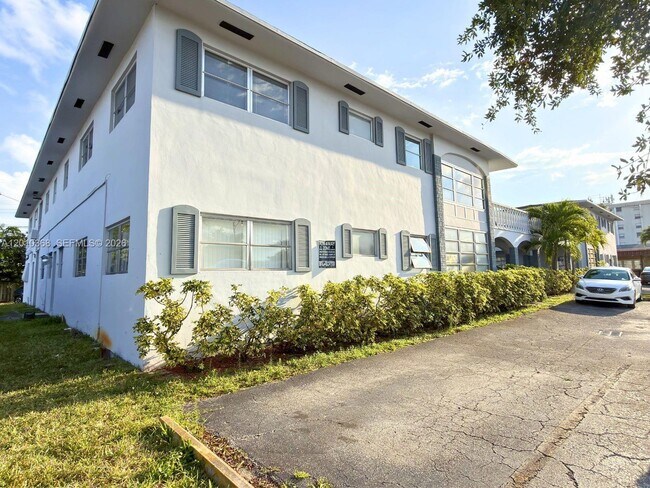 5112 Hollywood Blvd in Hollywood, FL - Building Photo - Building Photo