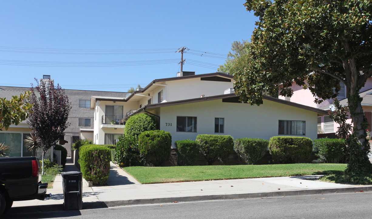 731 E Magnolia Blvd in Burbank, CA - Building Photo