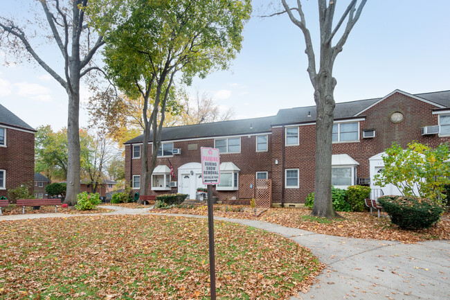 Deepdale Gardens COOP in Little Neck, NY - Building Photo - Building Photo