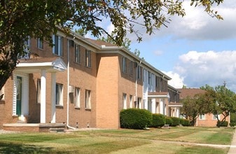 Warren Manor in Warren, MI - Building Photo - Building Photo