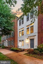 904 W Glebe Rd in Alexandria, VA - Building Photo