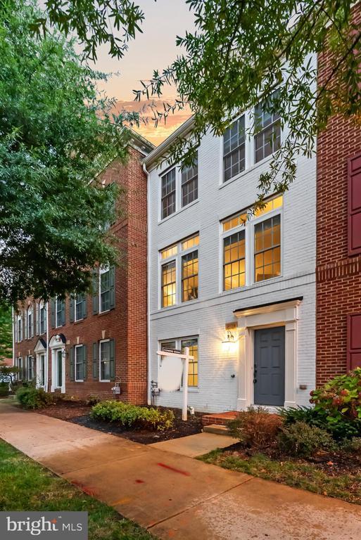 property at 904 W Glebe Rd