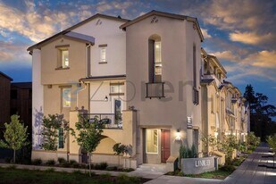 15 Lisbon Ln in Redwood City, CA - Building Photo