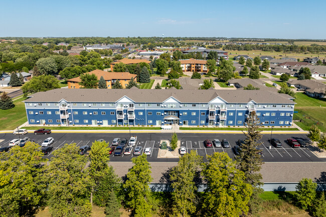 The Oaks in Watertown, SD - Building Photo - Building Photo