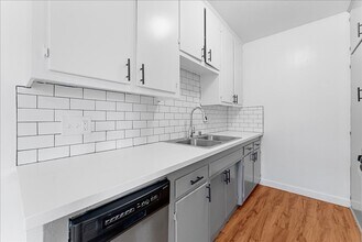 6110 Cahuenga Blvd in Los Angeles, CA - Building Photo - Building Photo
