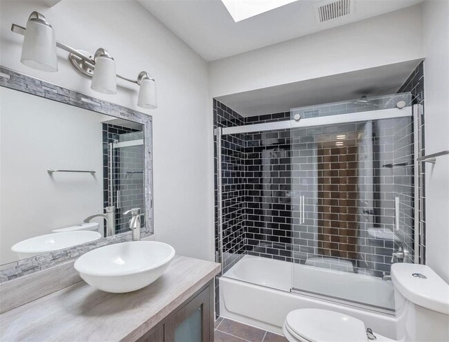 8211 Katy Fwy in Houston, TX - Building Photo - Building Photo