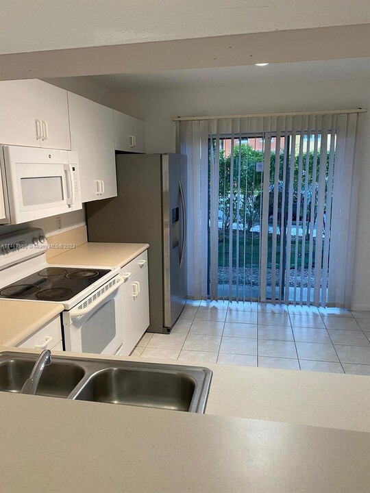 6815 Sienna Club Dr in Lauderhill, FL - Foto de edificio