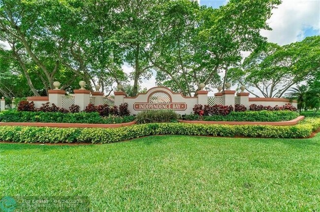 710 Freedom Ct in Deerfield Beach, FL - Building Photo - Building Photo