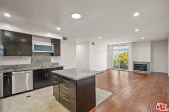 401 Serrano Ave in Los Angeles, CA - Building Photo - Building Photo