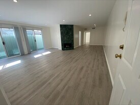 Large Remodeled 2x2 Unit with Huge Patio in Santa Monica, CA - Building Photo