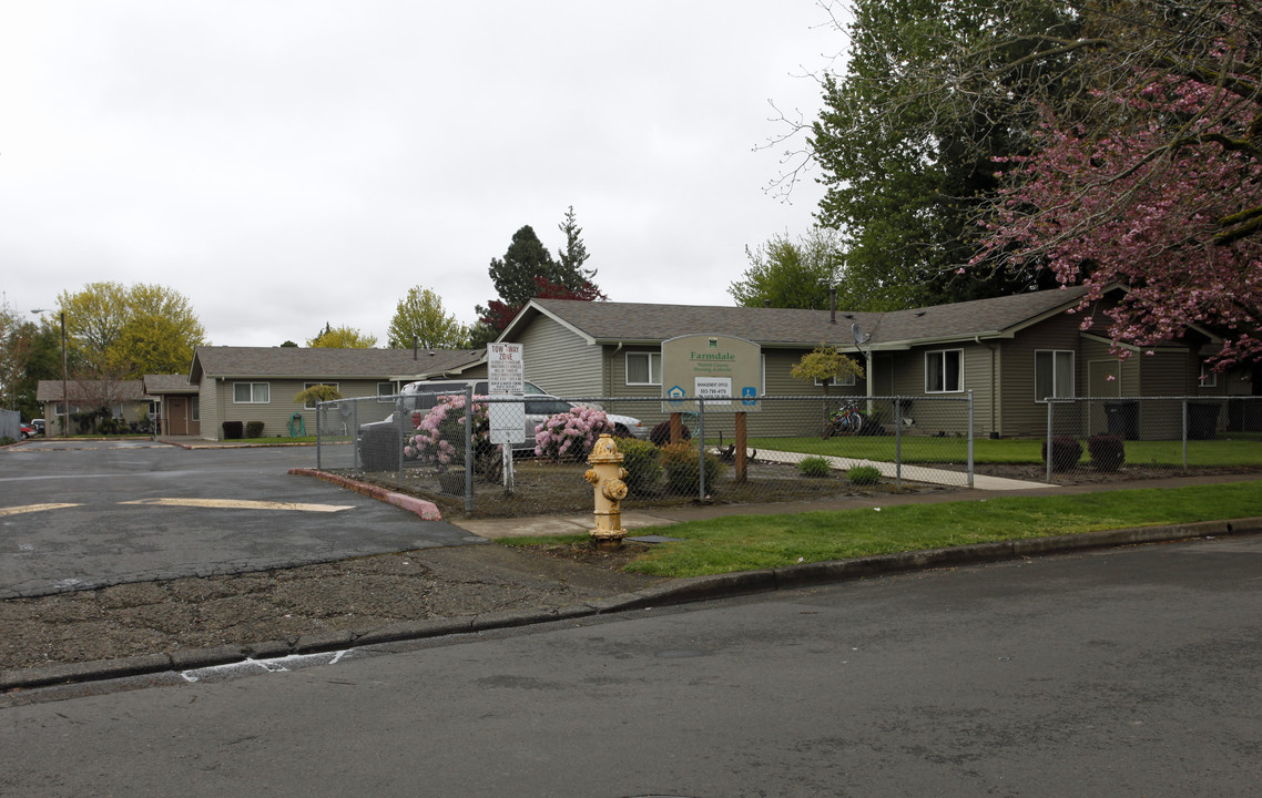 Farmdale Apartments in Woodburn, OR - Building Photo