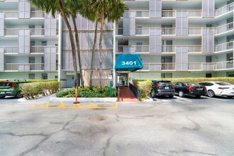 3401 N Country Club Dr in Aventura, FL - Building Photo - Building Photo