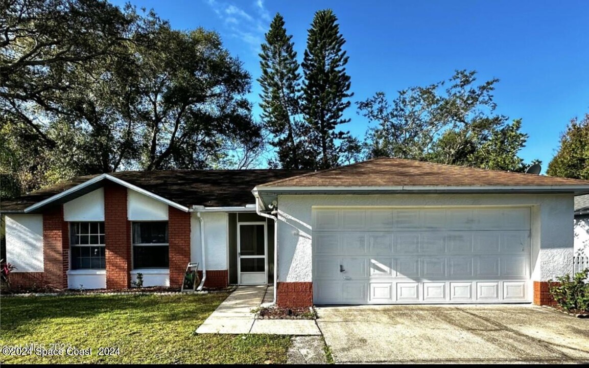 1666 Ticonderoga Ct in Titusville, FL - Foto de edificio