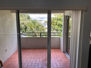 11201 NW 7th St in Miami, FL - Foto de edificio - Building Photo