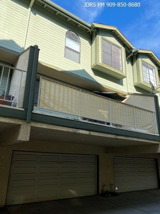 1330 Mayflower Ave in Monrovia, CA - Foto de edificio - Building Photo