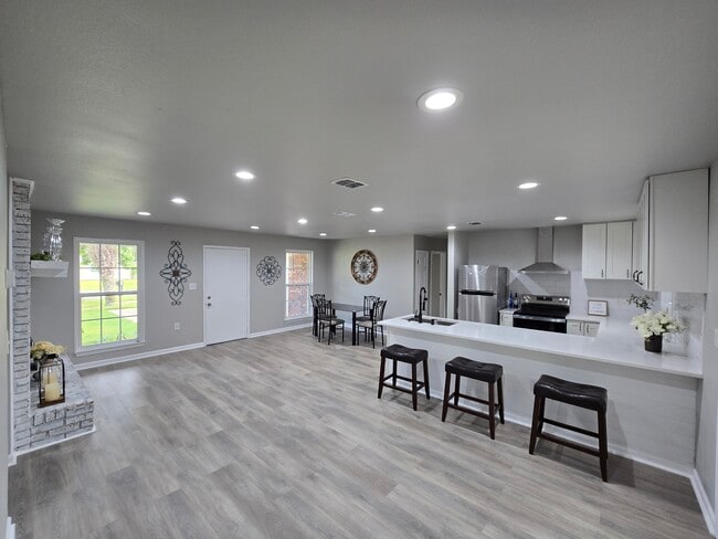 726 Clark Dr NW in Fort Walton Beach, FL - Foto de edificio - Building Photo
