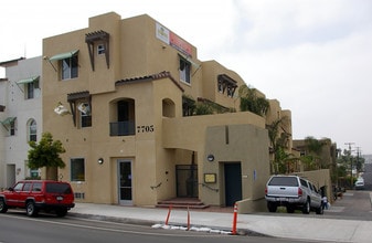 Aragon Condos in La Mesa, CA - Foto de edificio - Building Photo