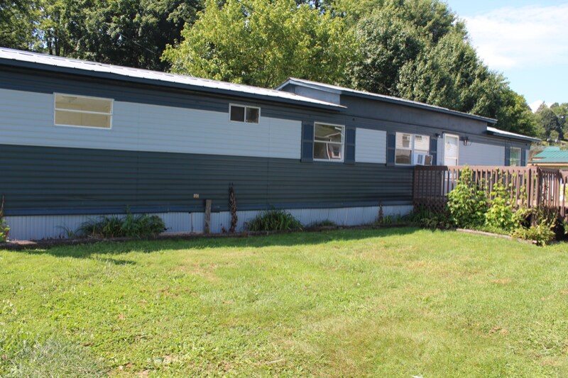 208 Mountain View Dr in Hampton, TN - Building Photo