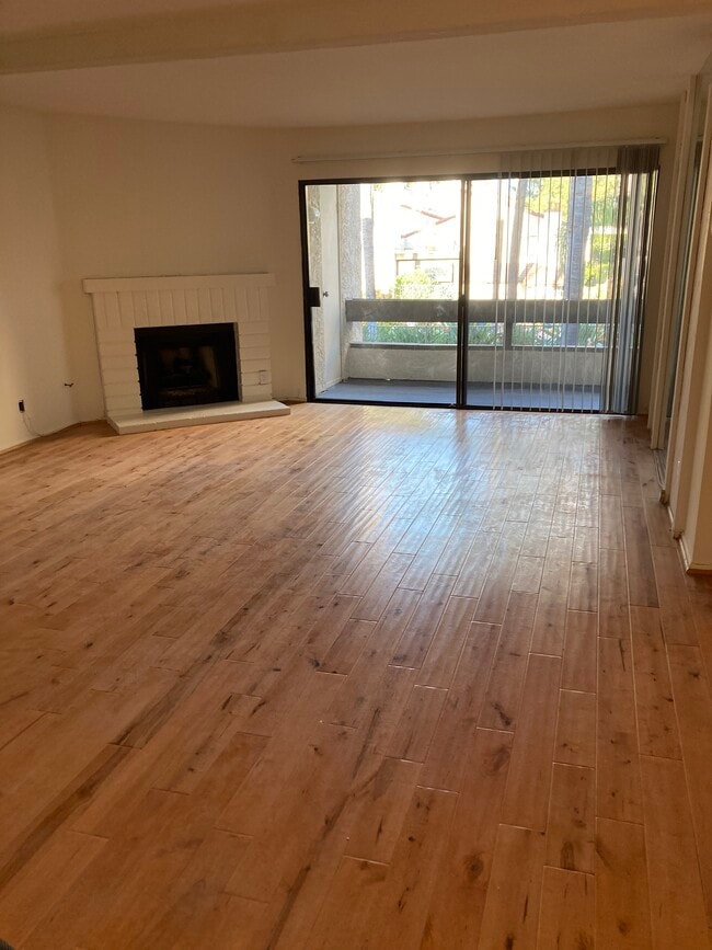 21500 Califa St, Unit 102 in Woodland Hills, CA - Foto de edificio - Building Photo