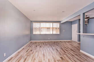 2328 N Ontario St, Unit A in Burbank, CA - Building Photo - Building Photo