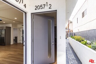 2057 S Garth Ave in Los Angeles, CA - Building Photo - Building Photo