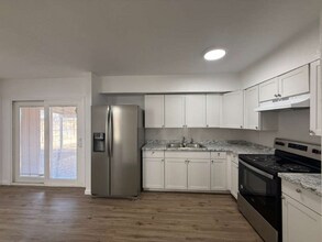 6718 Pear Tree in San Antonio, TX - Foto de edificio - Building Photo