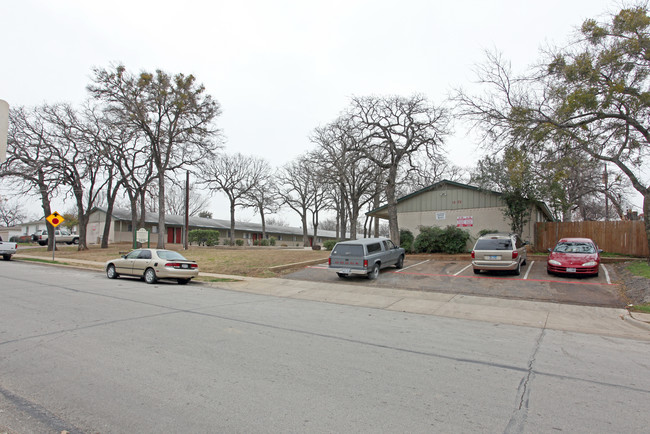 Oakwood Square Apartments in Irving, TX - Building Photo - Building Photo