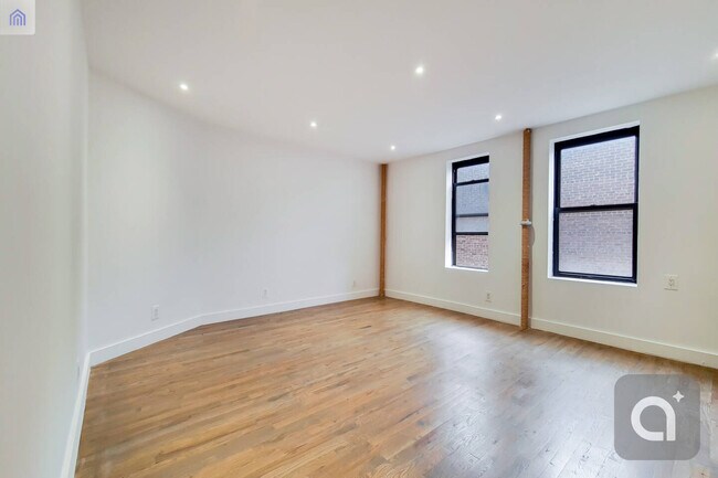 41-07 28th Ave-Unit -9 in Queens, NY - Foto de edificio - Building Photo