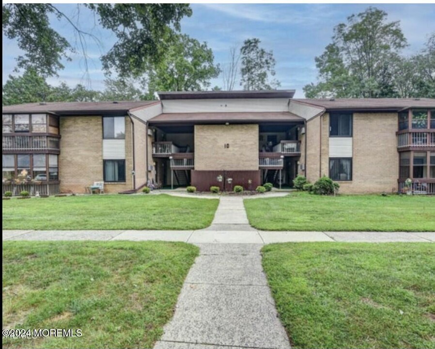 10 Pine Cluster Cir in Englishtown, NJ - Foto de edificio