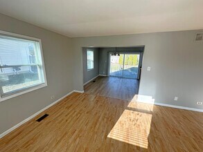 908 Parker Dr in Schaumburg, IL - Building Photo - Building Photo