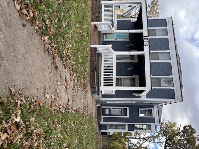 1016 NE Quincy St in Topeka, KS - Foto de edificio