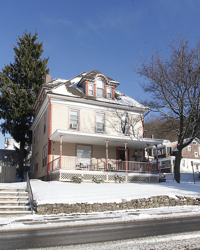 421 Main St in Oneonta, NY - Foto de edificio - Building Photo