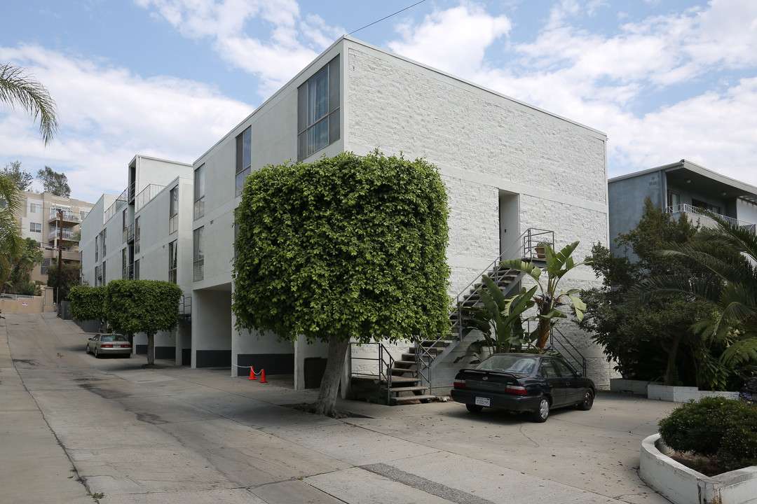 2210 N Beachwood Dr in Los Angeles, CA - Building Photo