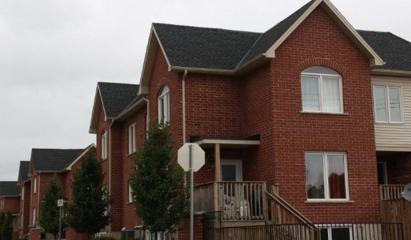 Burton Gardens Townhouses in Hamilton, ON - Building Photo