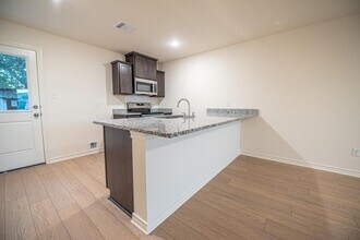 102 E Fawn St in Caldwell, TX - Building Photo - Building Photo