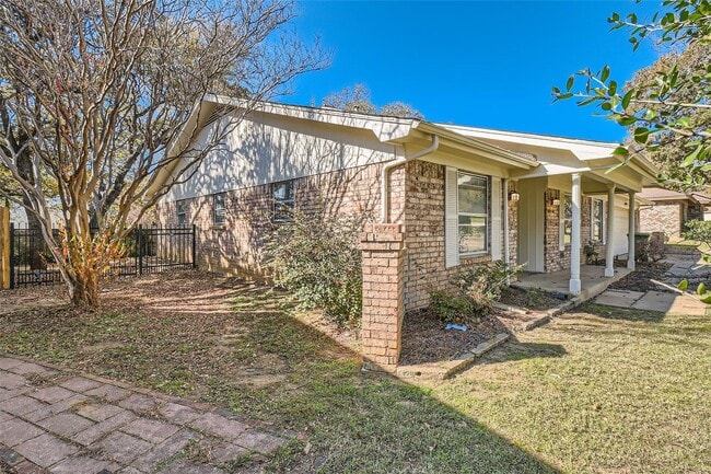 808 Stratford Dr in Bedford, TX - Building Photo - Building Photo