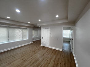 8617 S Ashland Ave, Unit Unit- 2B in Chicago, IL - Foto de edificio - Building Photo