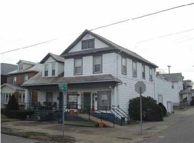 102 E Iron Ave in Dover, OH - Foto de edificio