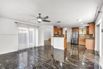 5160 NW 112th Ct in Doral, FL - Building Photo - Building Photo