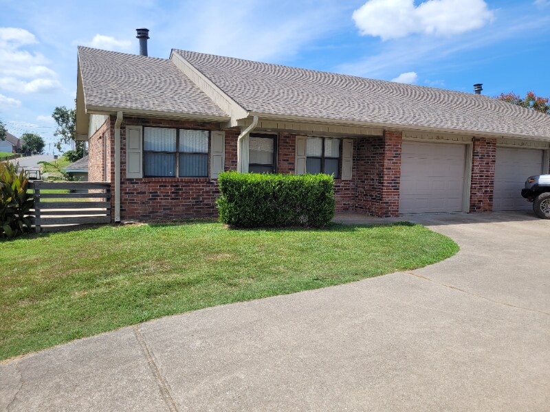 2613 W Oak St in Rogers, AR - Building Photo