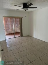 2200 Springdale Blvd in Palm Springs, FL - Foto de edificio - Building Photo
