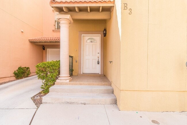 3150 N Yarbrough Dr in El Paso, TX - Building Photo - Building Photo